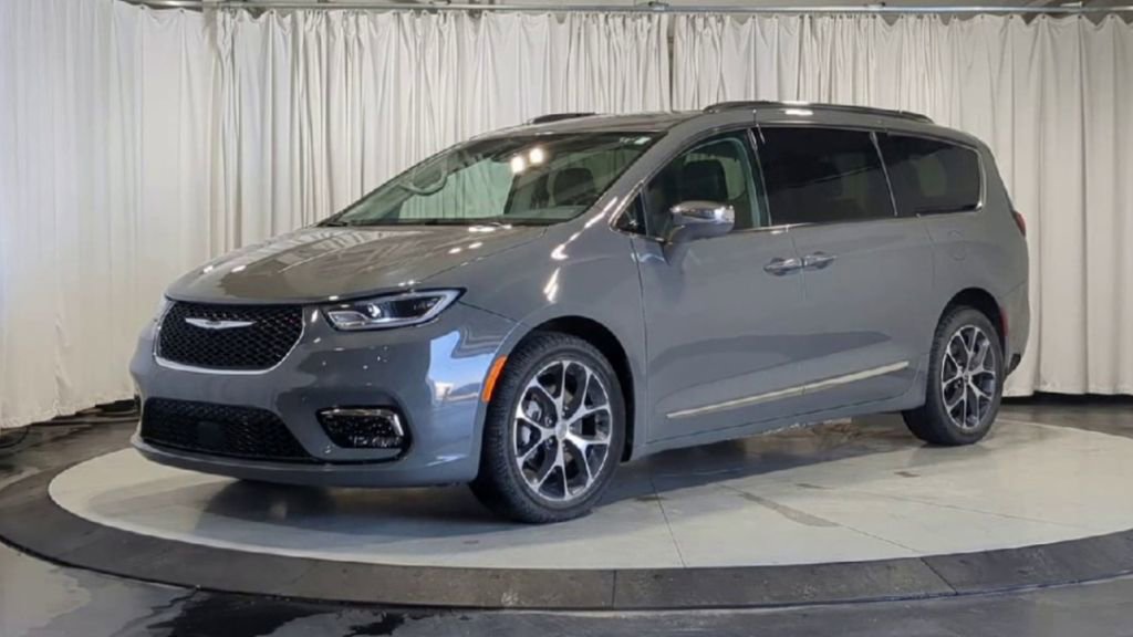 Used 2021 Chrysler Pacifica Limited w/ Uconnect Theater Family Group AWD/4WD image 5