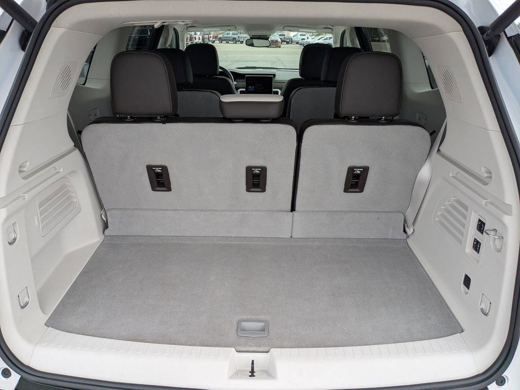 Used 2024 GMC Acadia Denali image 13