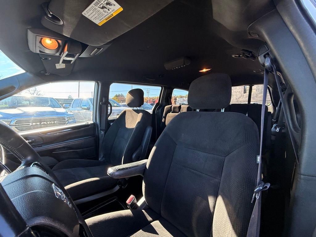 Used 2016 Dodge Grand Caravan SE image 23