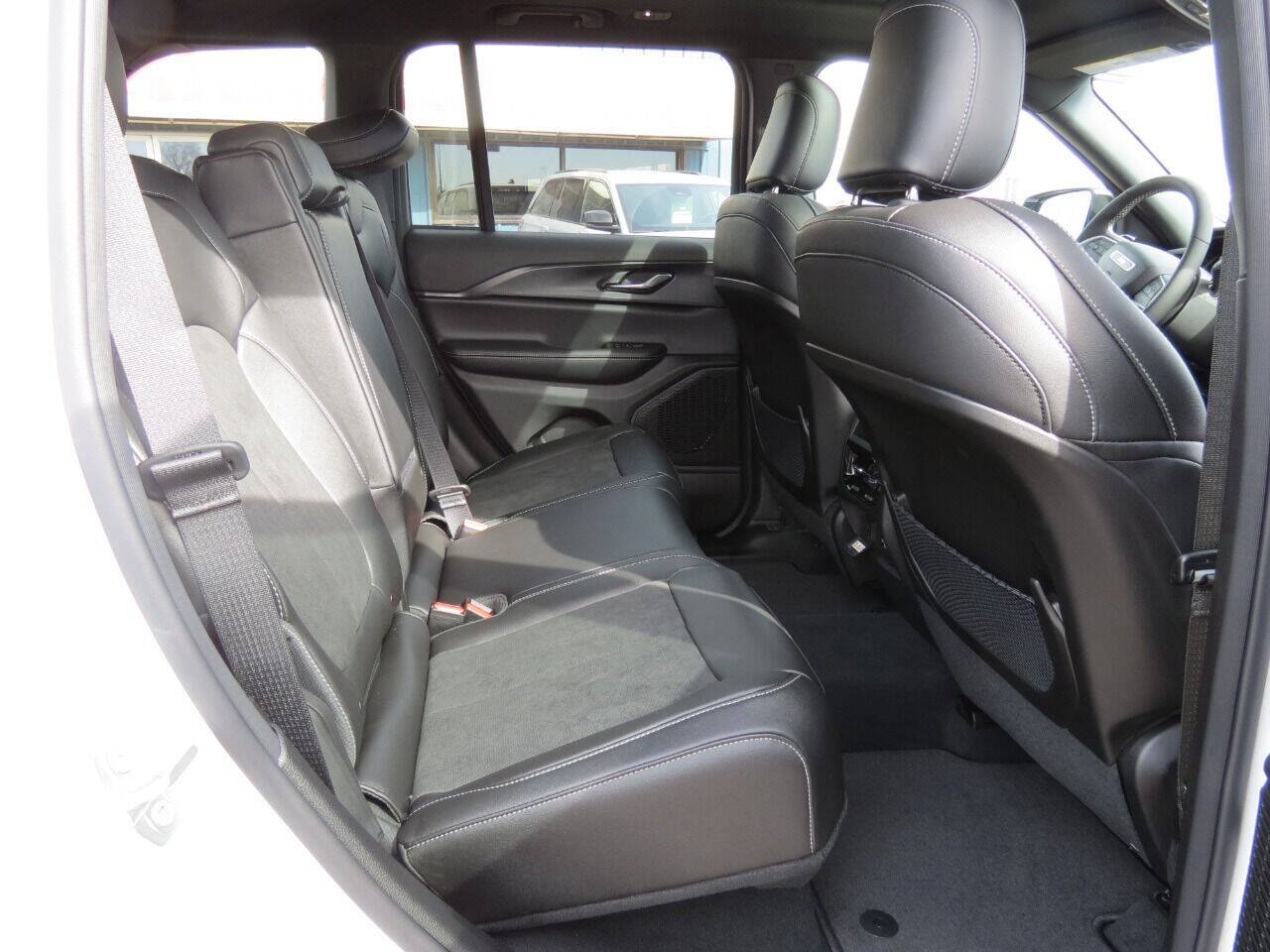 Used 2025 Jeep Grand Cherokee Altitude AWD/4WD image 10