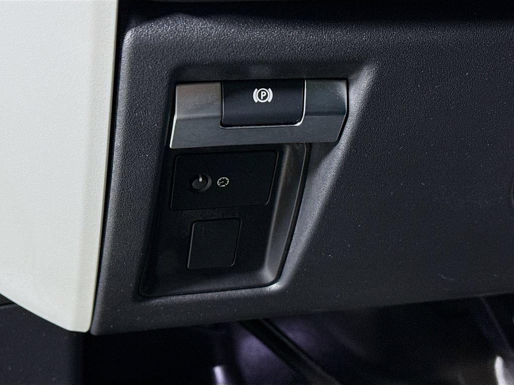 Certified 2023 Land Rover Defender 110 SE AWD/4WD image 11