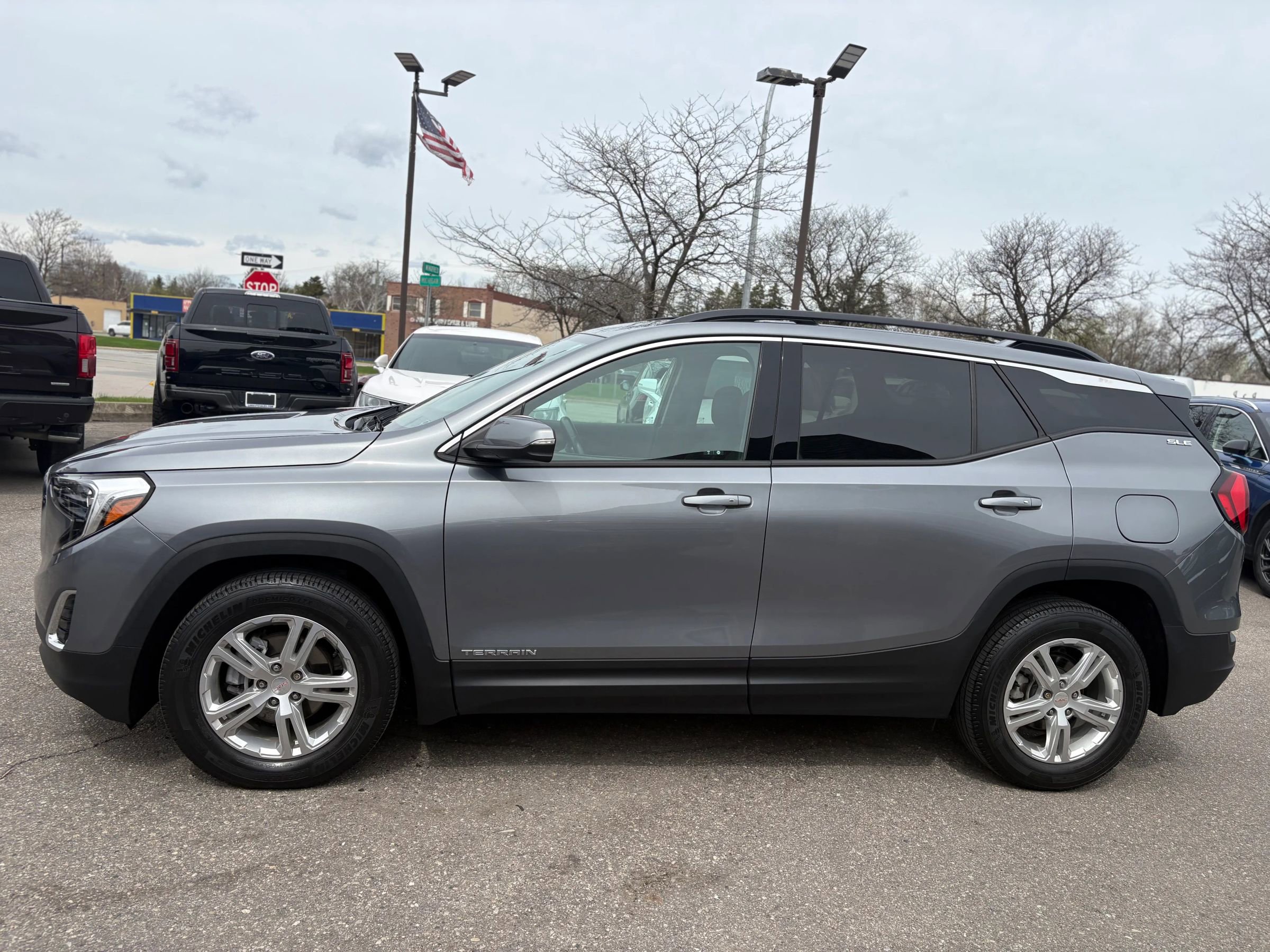 Used 2020 GMC Terrain SLE w/ Driver Convenience Package image 9