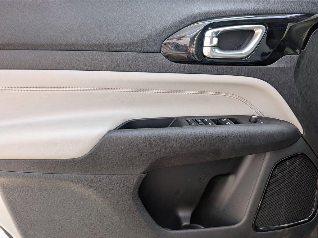 Used 2025 Jeep Compass Limited image 11