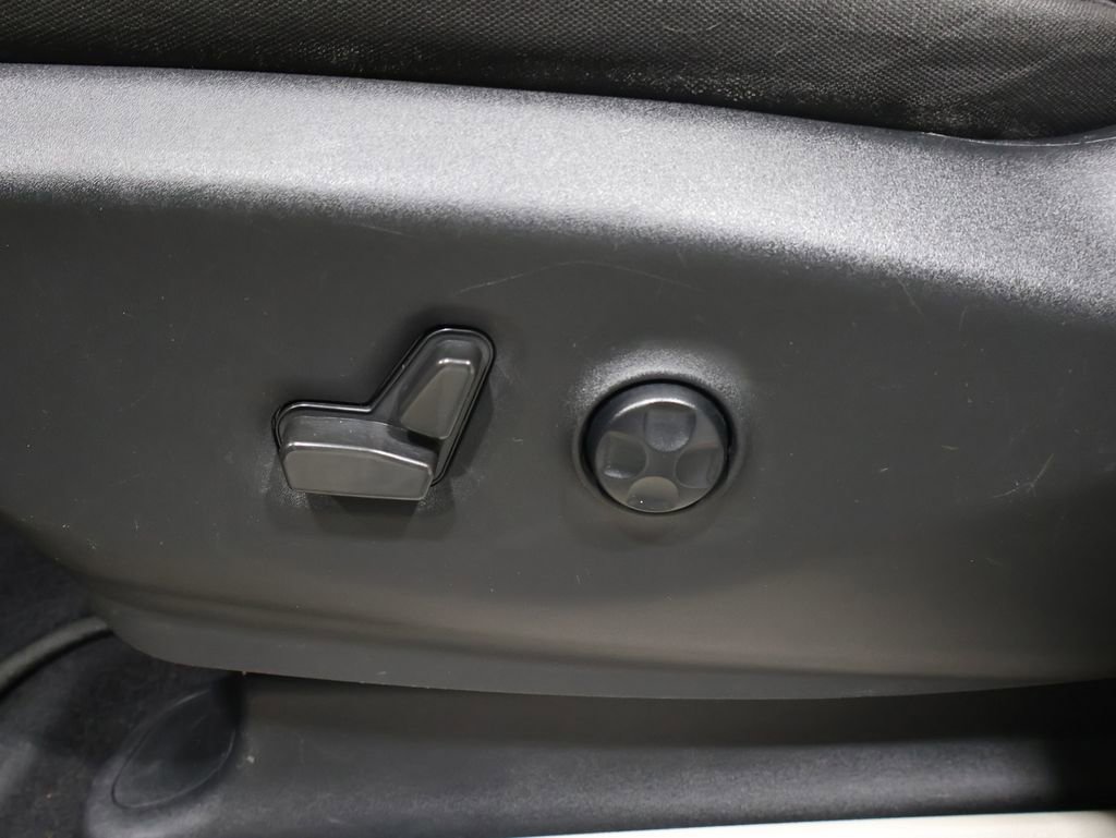 Used 2021 Chrysler Voyager LX image 17