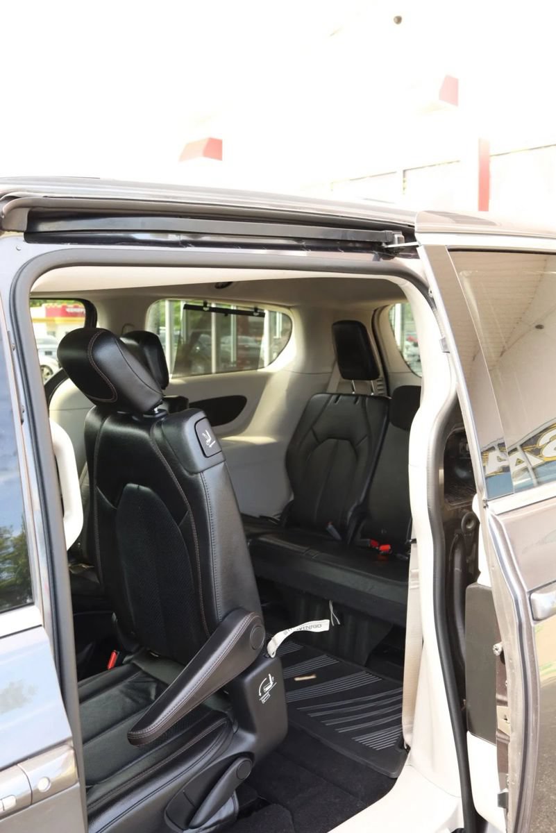 Used 2018 Chrysler Pacifica Touring-L FWD image 38