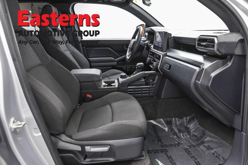Used 2025 Toyota 4Runner SR5 AWD/4WD image 27