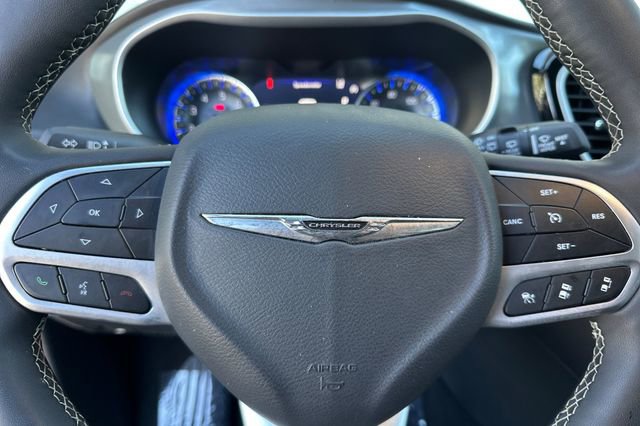 Used 2025 Chrysler Pacifica Select image 25