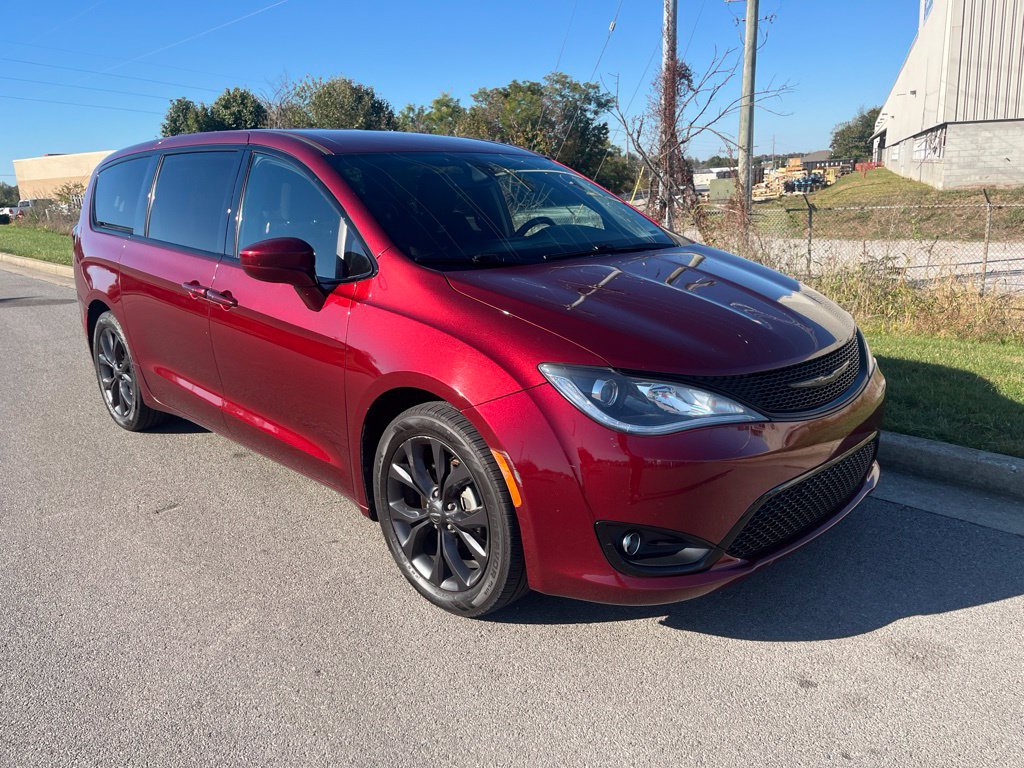 Used 2020 Chrysler Pacifica Touring w/ S Appearance Package FWD image 2