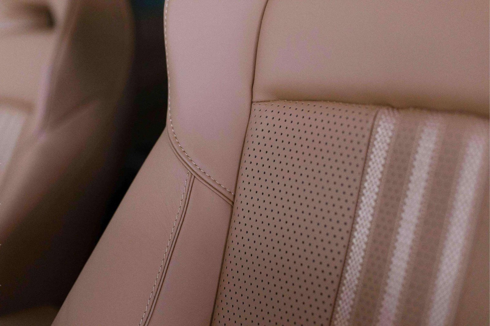 New 2025 Aston Martin DBX 707 image 17