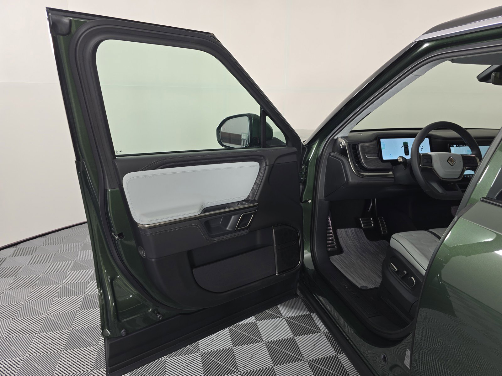 Used 2023 Rivian R1S Adventure AWD/4WD image 15