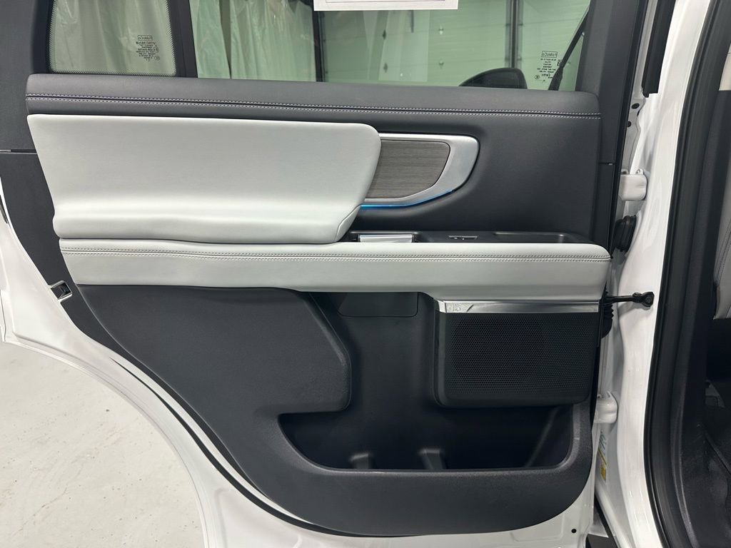 Used 2025 Ford Expedition Platinum image 38