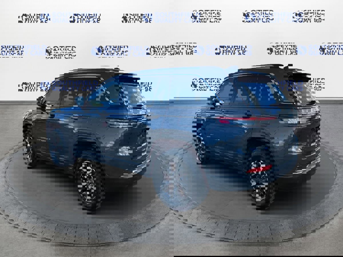 Used 2023 Jeep Grand Cherokee 4WD 4xe image 4