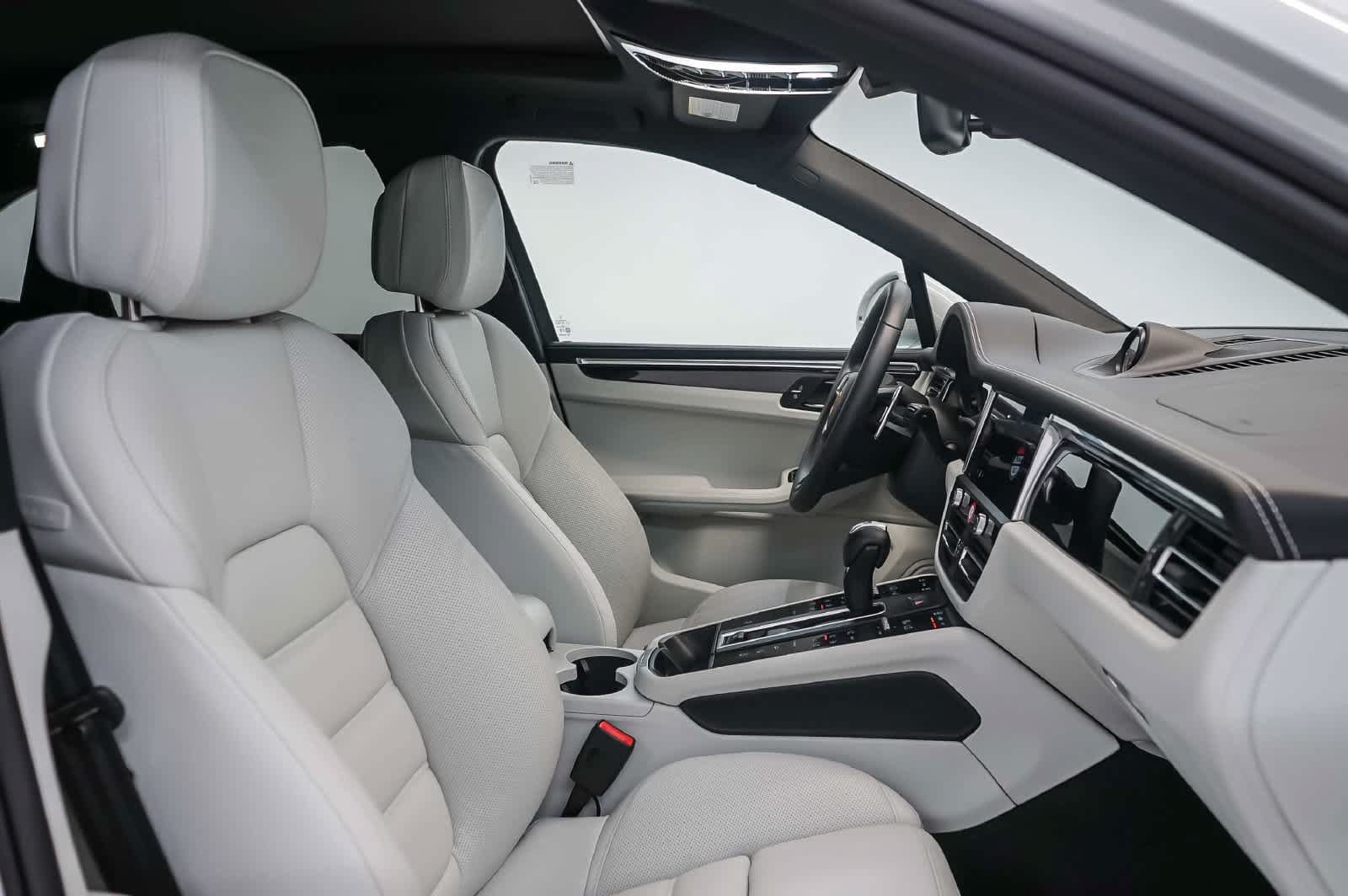 Certified 2026 Porsche Macan AWD/4WD image 22