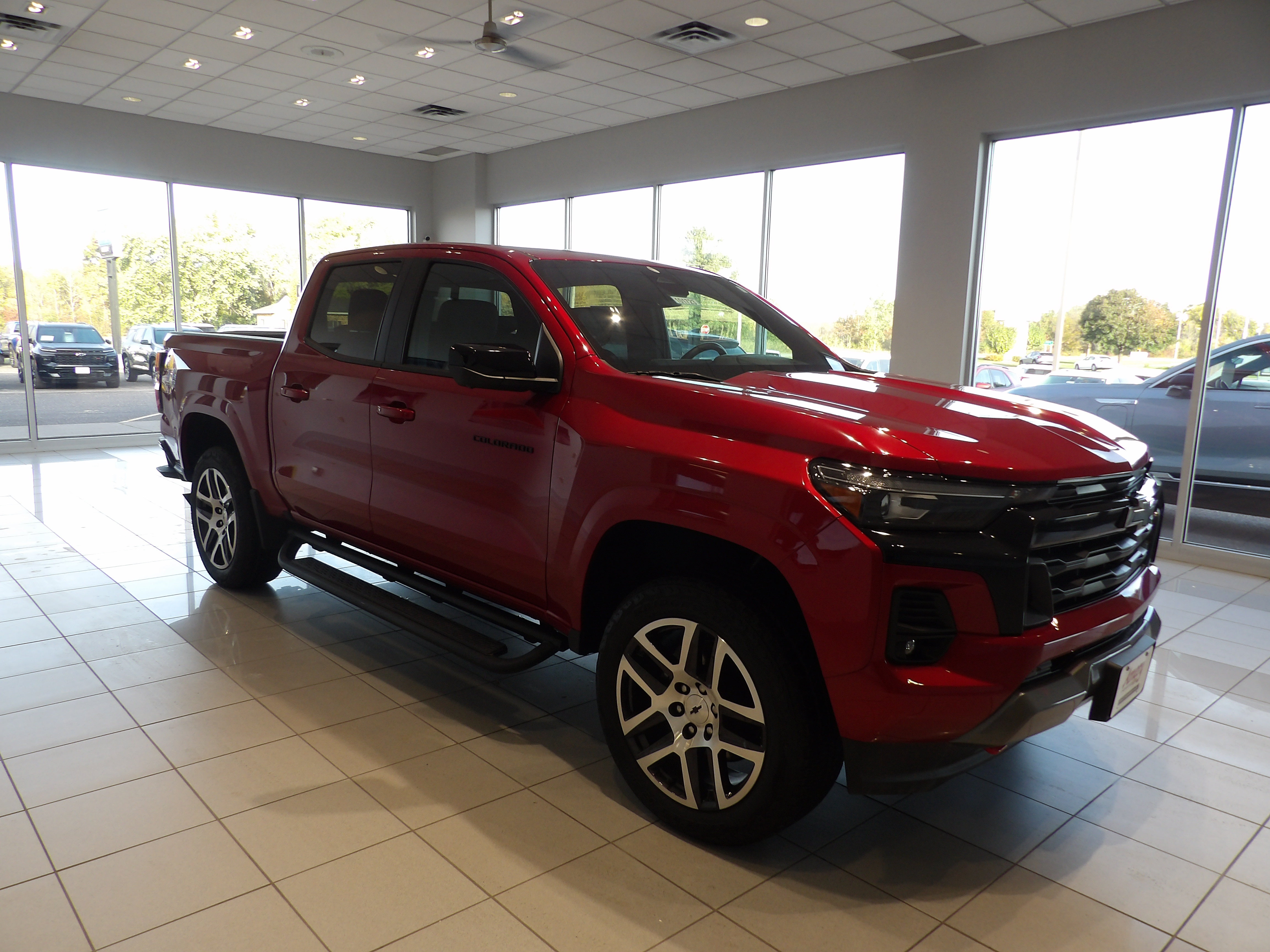Used 2023 Chevrolet Colorado Z71 w/ Z71 Convenience Package 2 AWD/4WD image 3