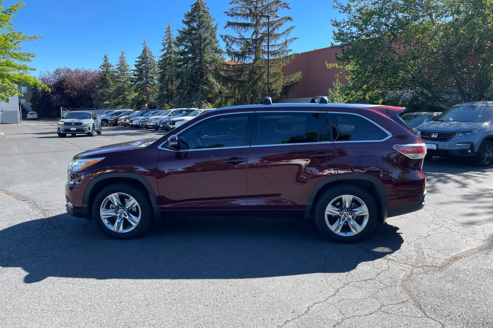 Used 2016 Toyota Highlander Limited w/ Driver Technology Package AWD/4WD image 2