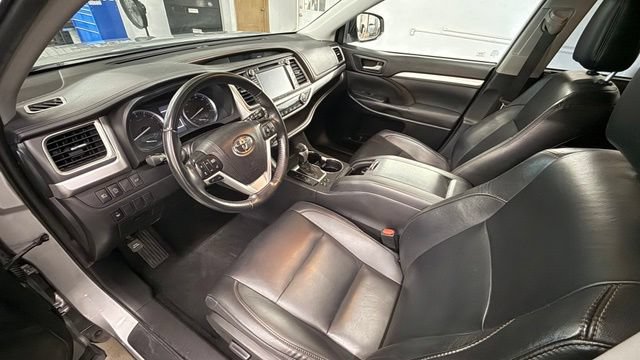 Used 2019 Toyota Highlander XLE FWD image 17