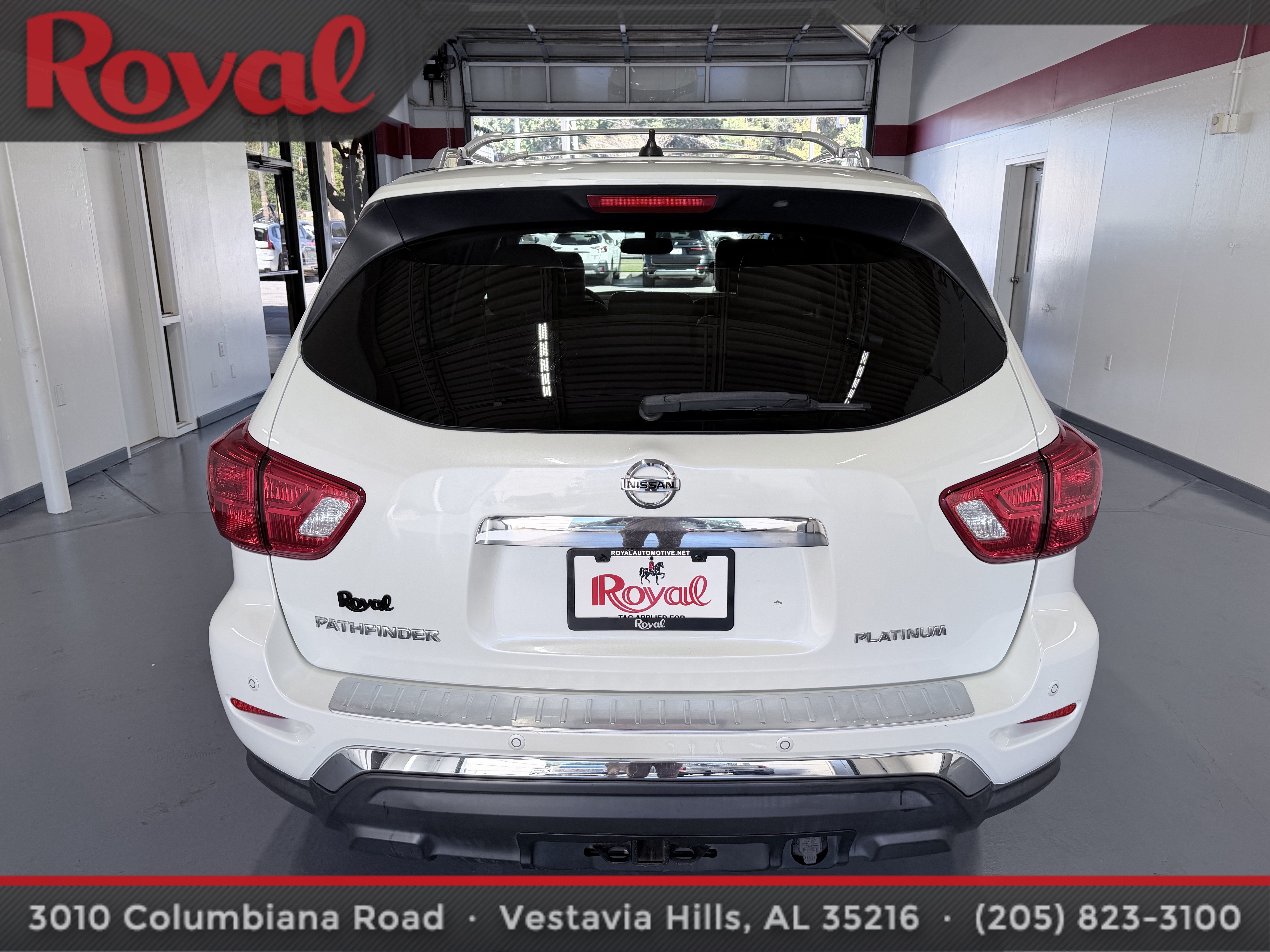 Used 2017 Nissan Pathfinder Platinum w/ Family Entertainment Package FWD image 7