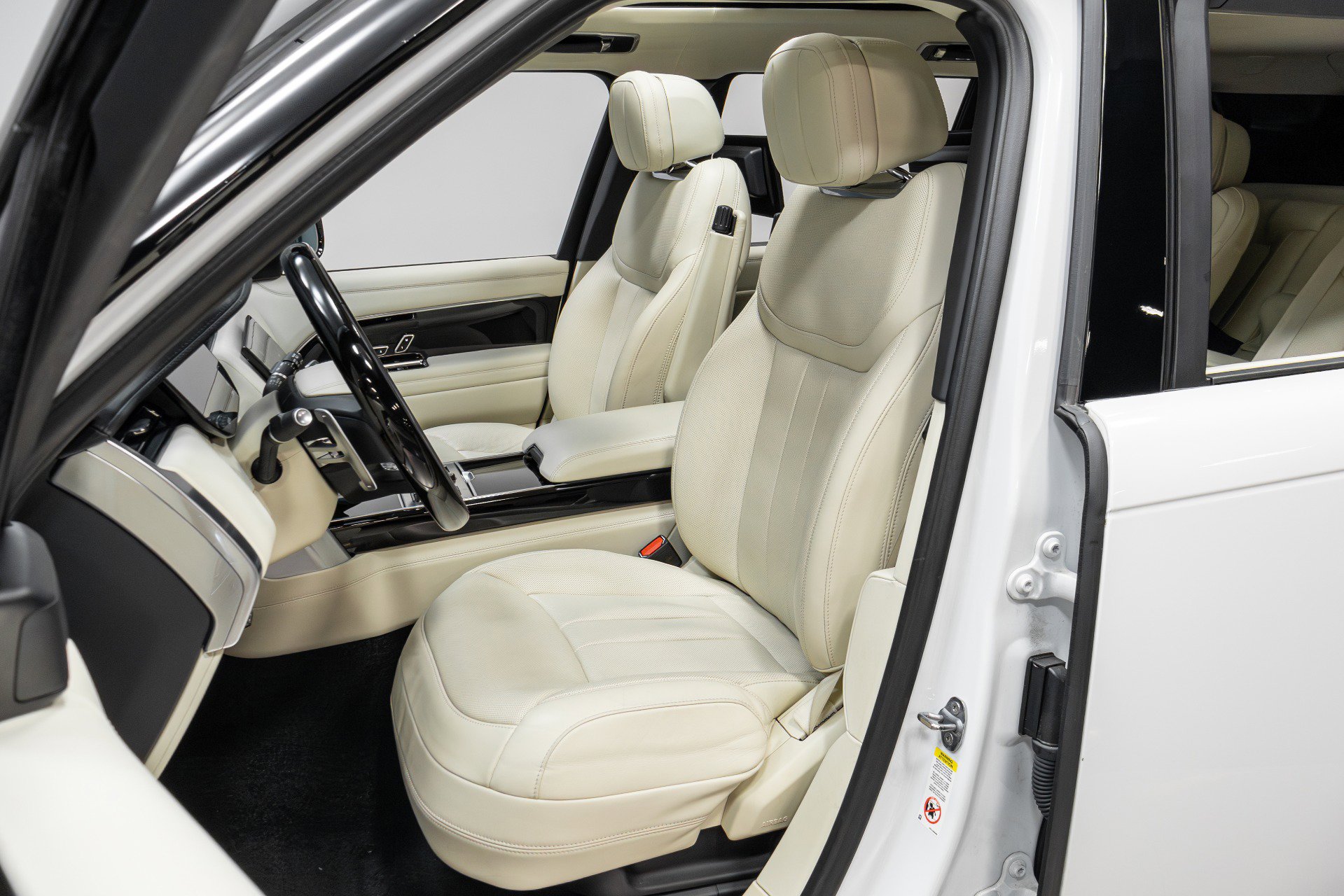 Used 2023 Land Rover Range Rover Long Wheelbase Autobiography image 6