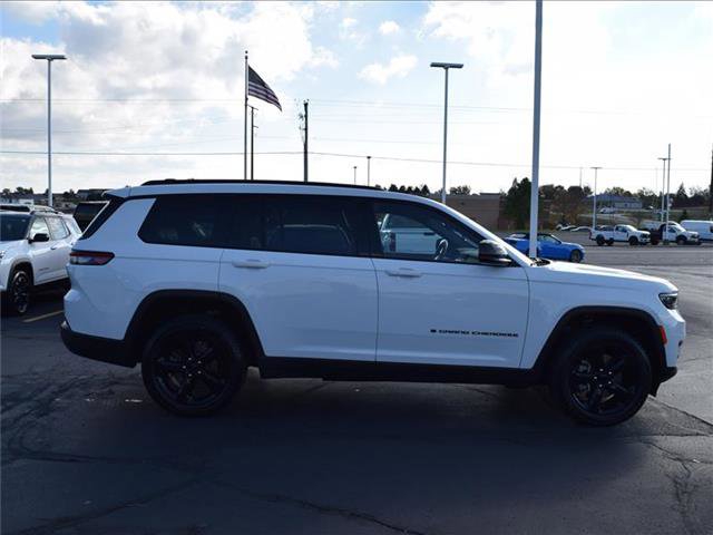 Used 2023 Jeep Grand Cherokee L Laredo image 4