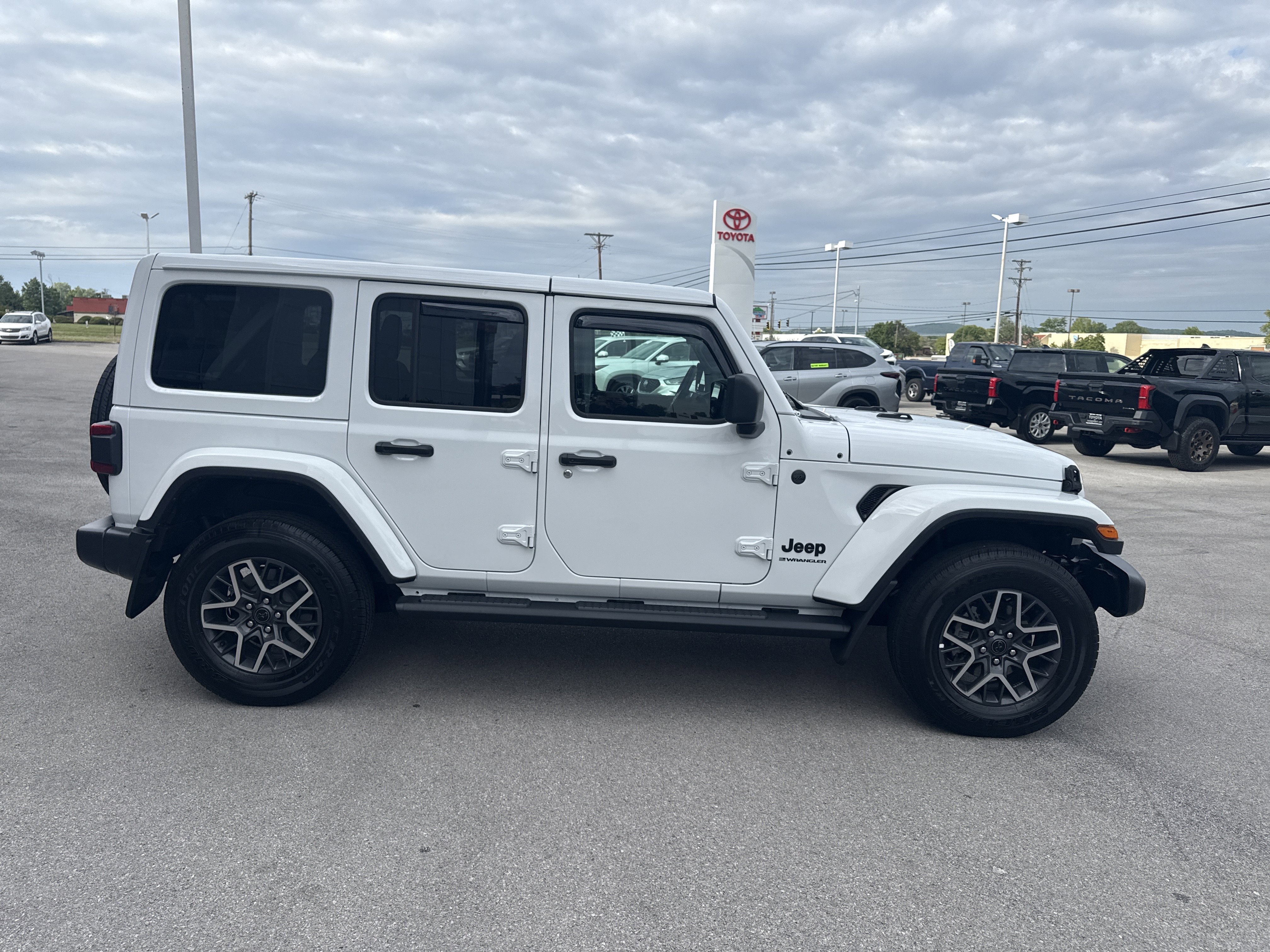 Used 2025 Jeep Wrangler Unlimited Sahara AWD/4WD image 2