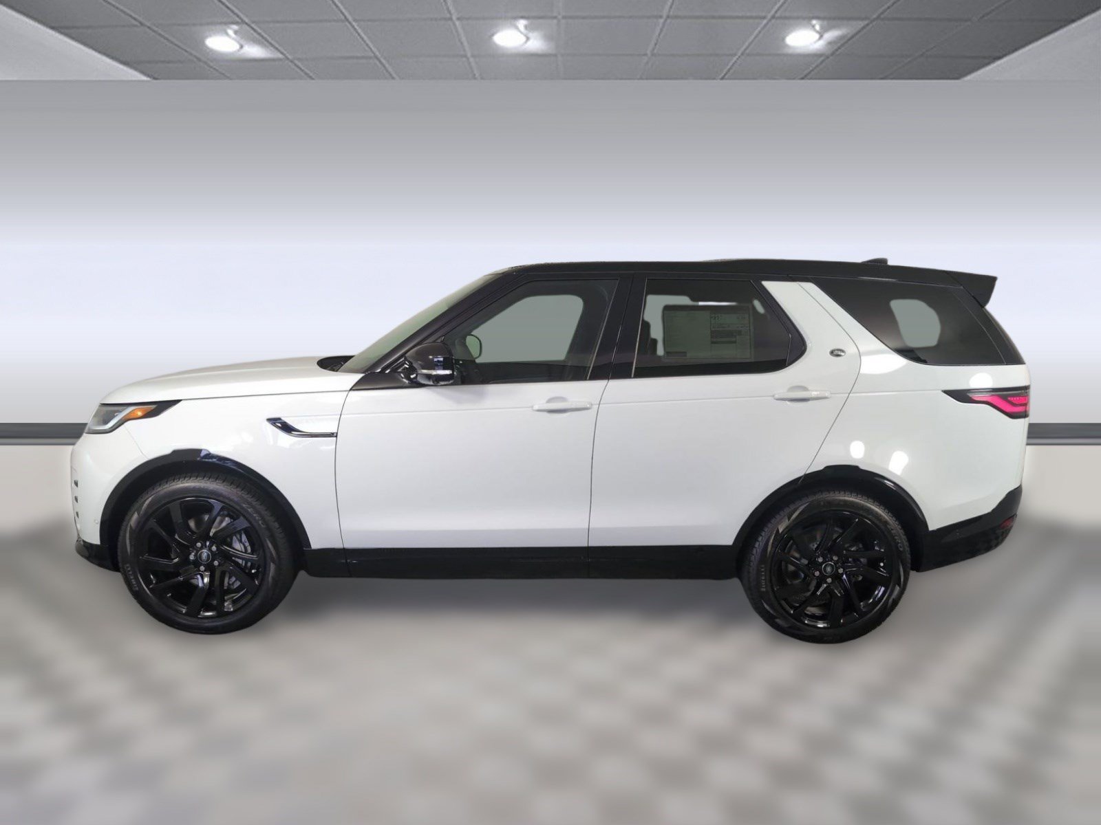 Certified 2025 Land Rover Discovery Dynamic SE AWD/4WD image 2