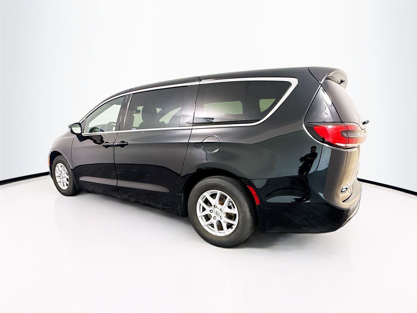 Used 2025 Chrysler Pacifica Select image 31