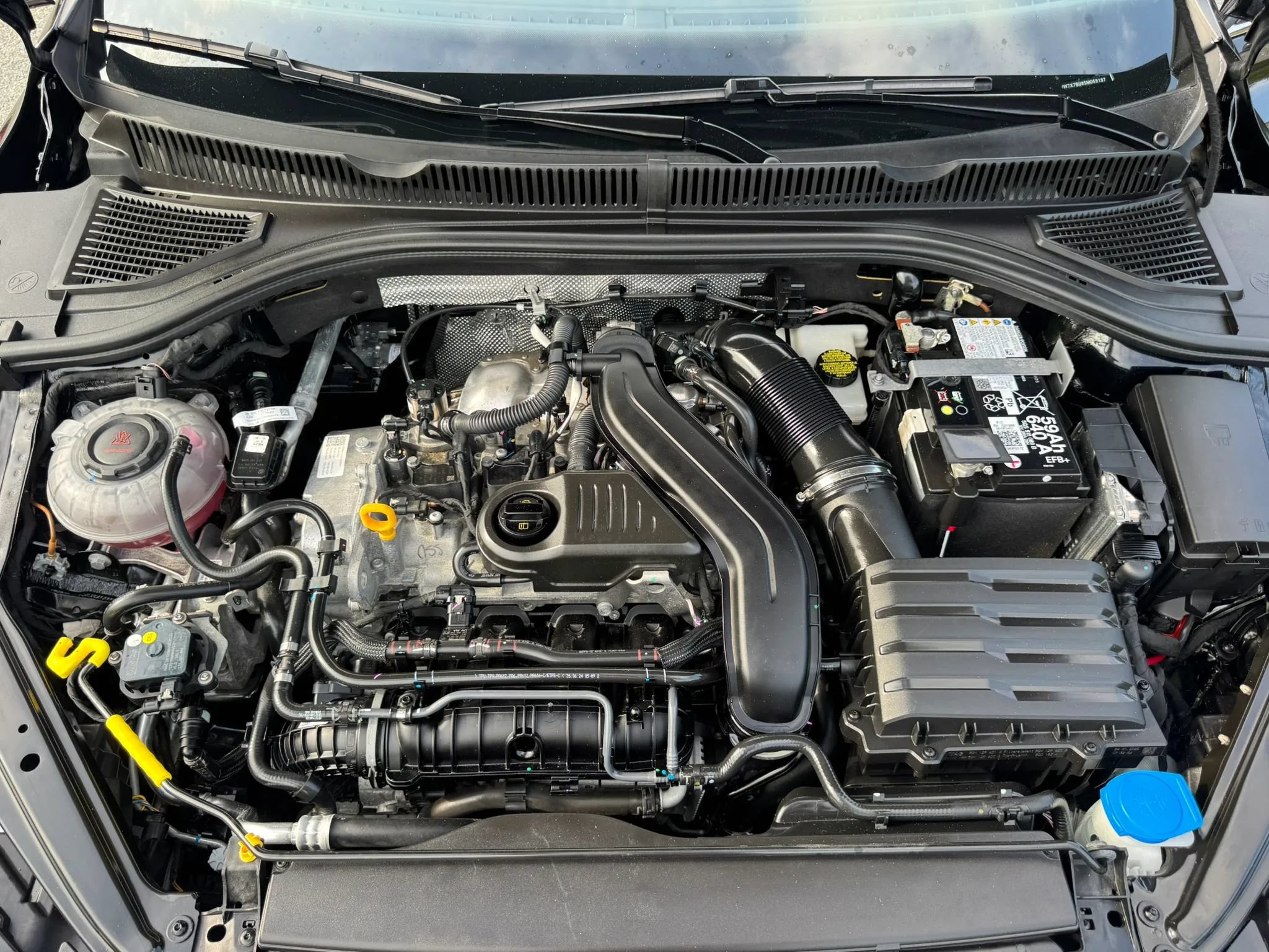 Used 2025 Volkswagen Jetta SE FWD image 21