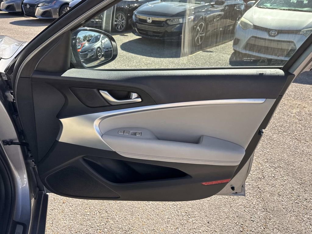 Used 2023 Genesis G70 2.0T image 14