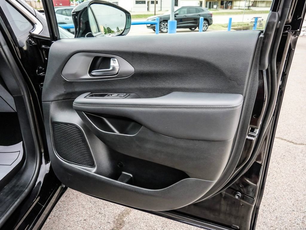 Used 2025 Chrysler Pacifica Select image 18