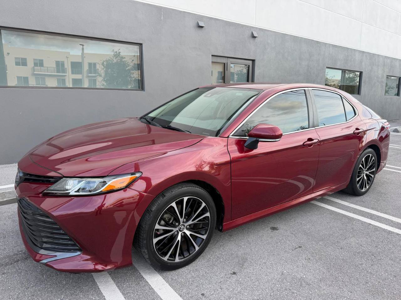 Used 2019 Toyota Camry LE w/ Convenience Package FWD image 3