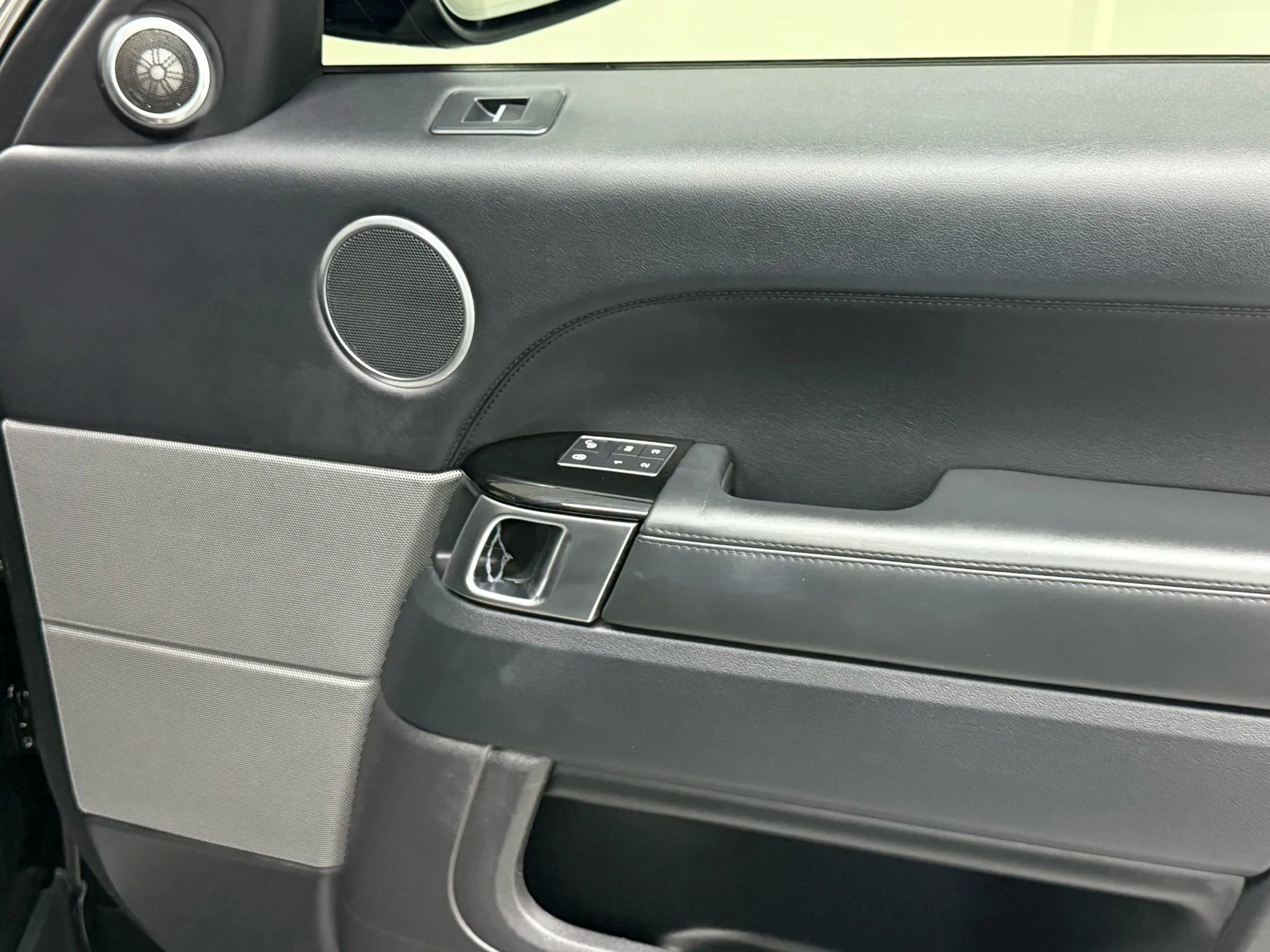 Used 2016 Land Rover Range Rover Sport HSE image 17