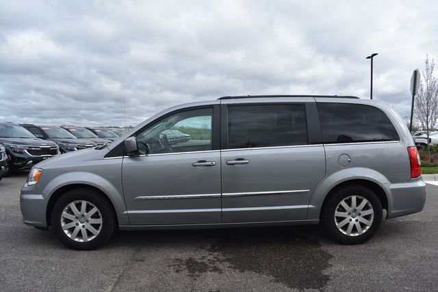 Used 2016 Chrysler Town & Country Touring FWD image 6