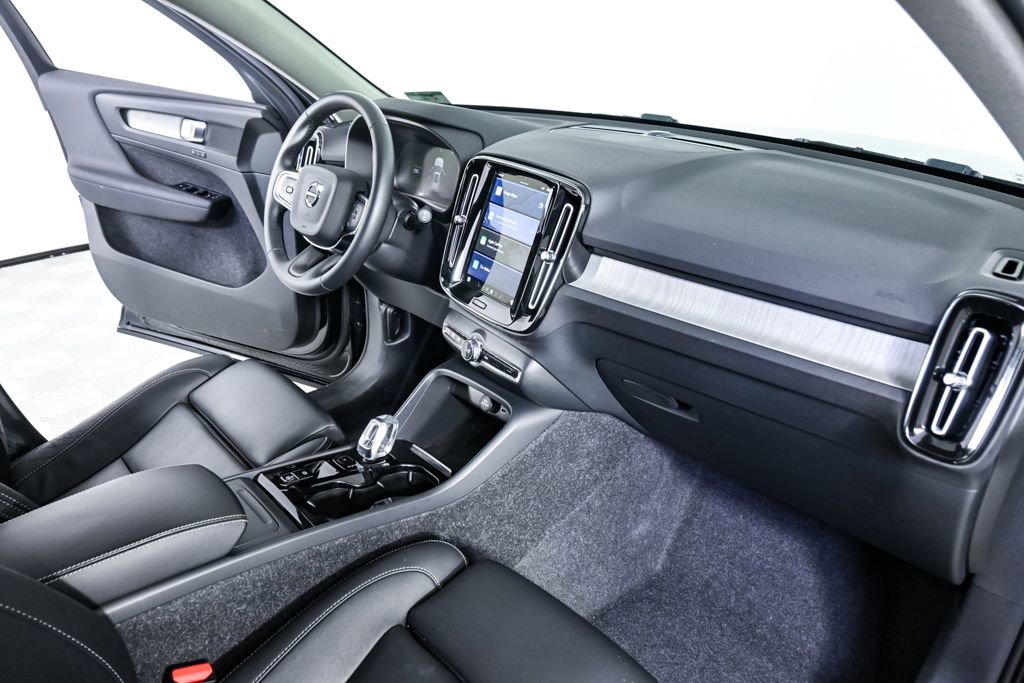 Certified 2025 Volvo XC40 B5 Plus image 25