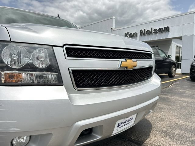 Used 2012 Chevrolet Suburban LT w/ Luxury Package AWD/4WD image 4