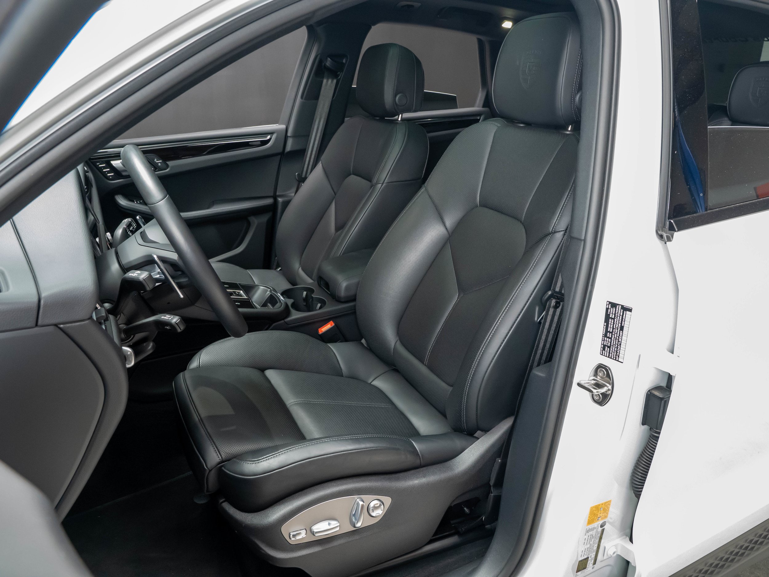 Certified 2026 Porsche Macan AWD/4WD image 5