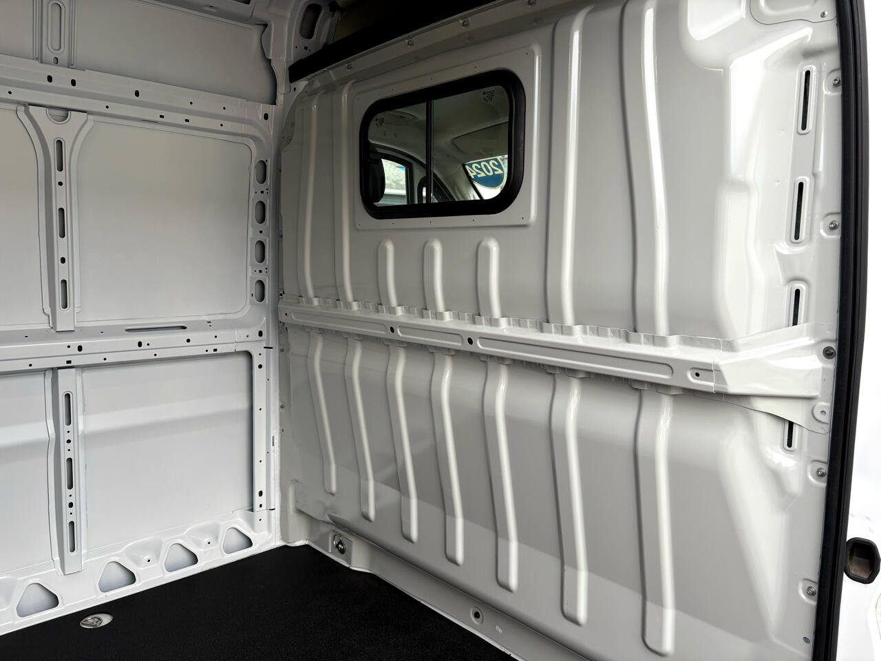 Used 2024 RAM ProMaster 2500 w/ Quick Order Package 22G SLT image 17