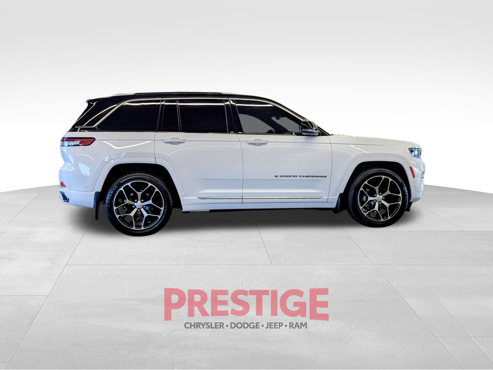 Used 2022 Jeep Grand Cherokee Summit AWD/4WD image 7