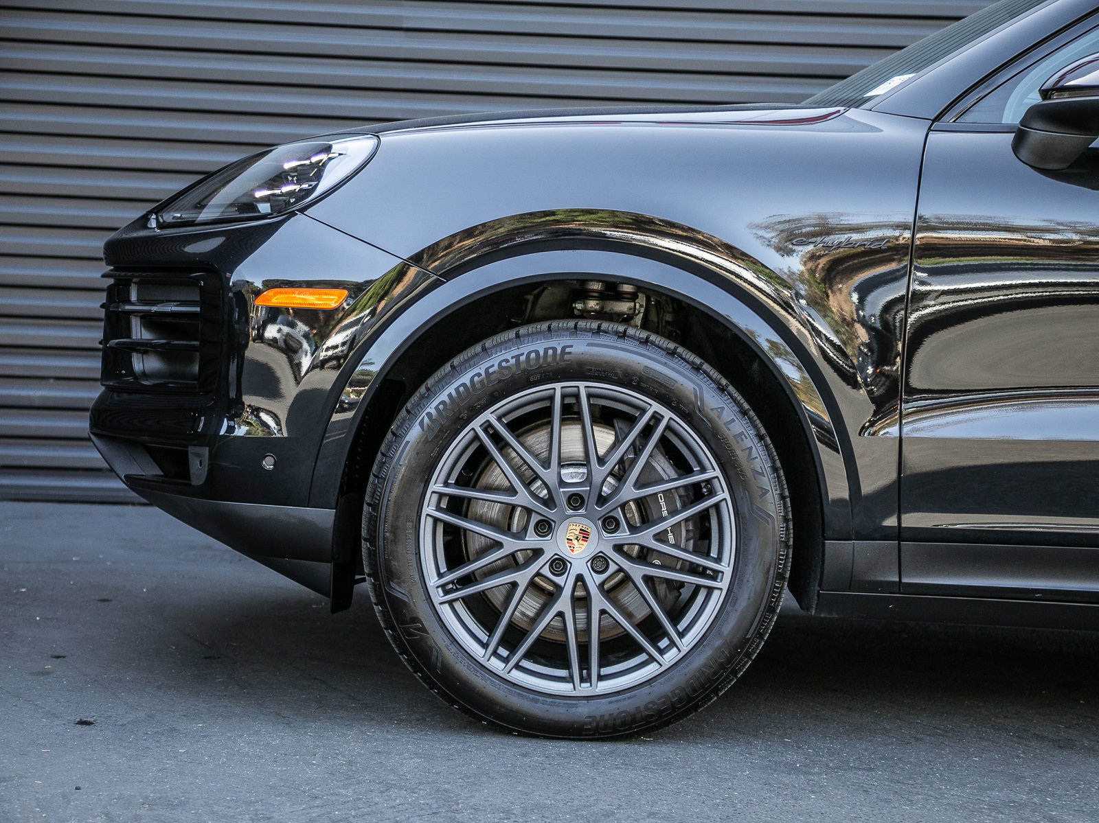 Certified 2025 Porsche Cayenne E-Hybrid Coupe AWD/4WD image 21