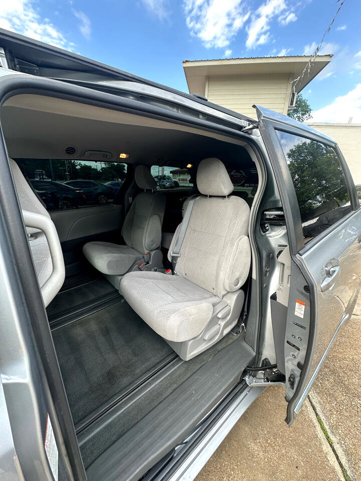 Used 2015 Toyota Sienna LE image 7