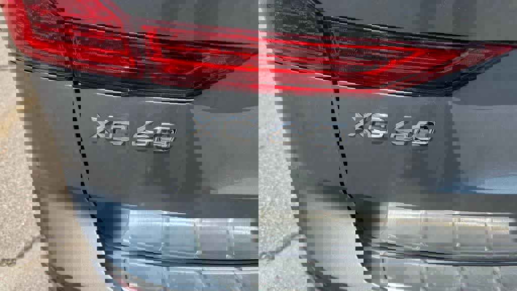 Used 2019 Volvo XC60 T6 Momentum w/ Multimedia Package image 14