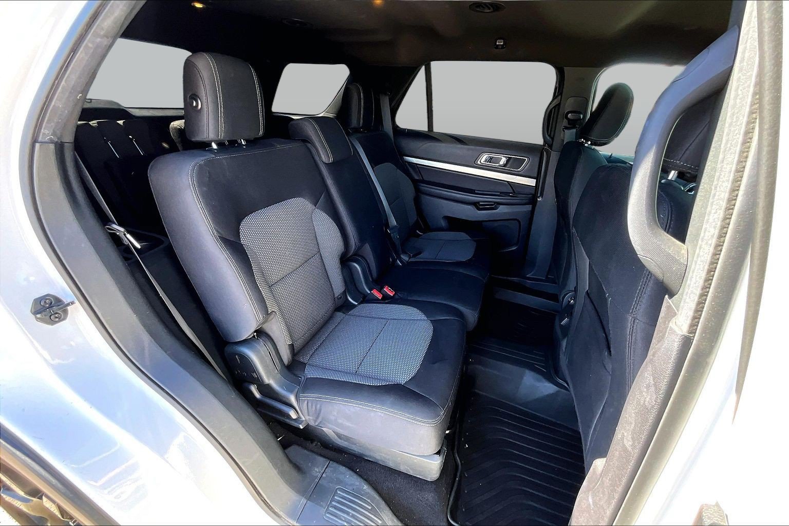 Used 2018 Ford Explorer XLT w/ Equipment Group 201A FWD image 27