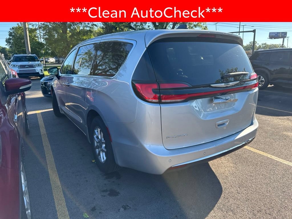 Used 2024 Chrysler Pacifica Touring-L FWD image 4