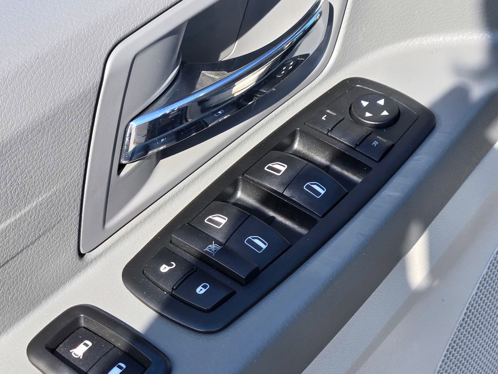 Used 2009 Chrysler Town & Country LX image 26