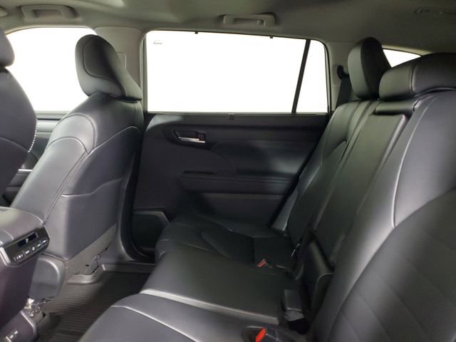 Used 2025 Toyota Highlander XLE image 12