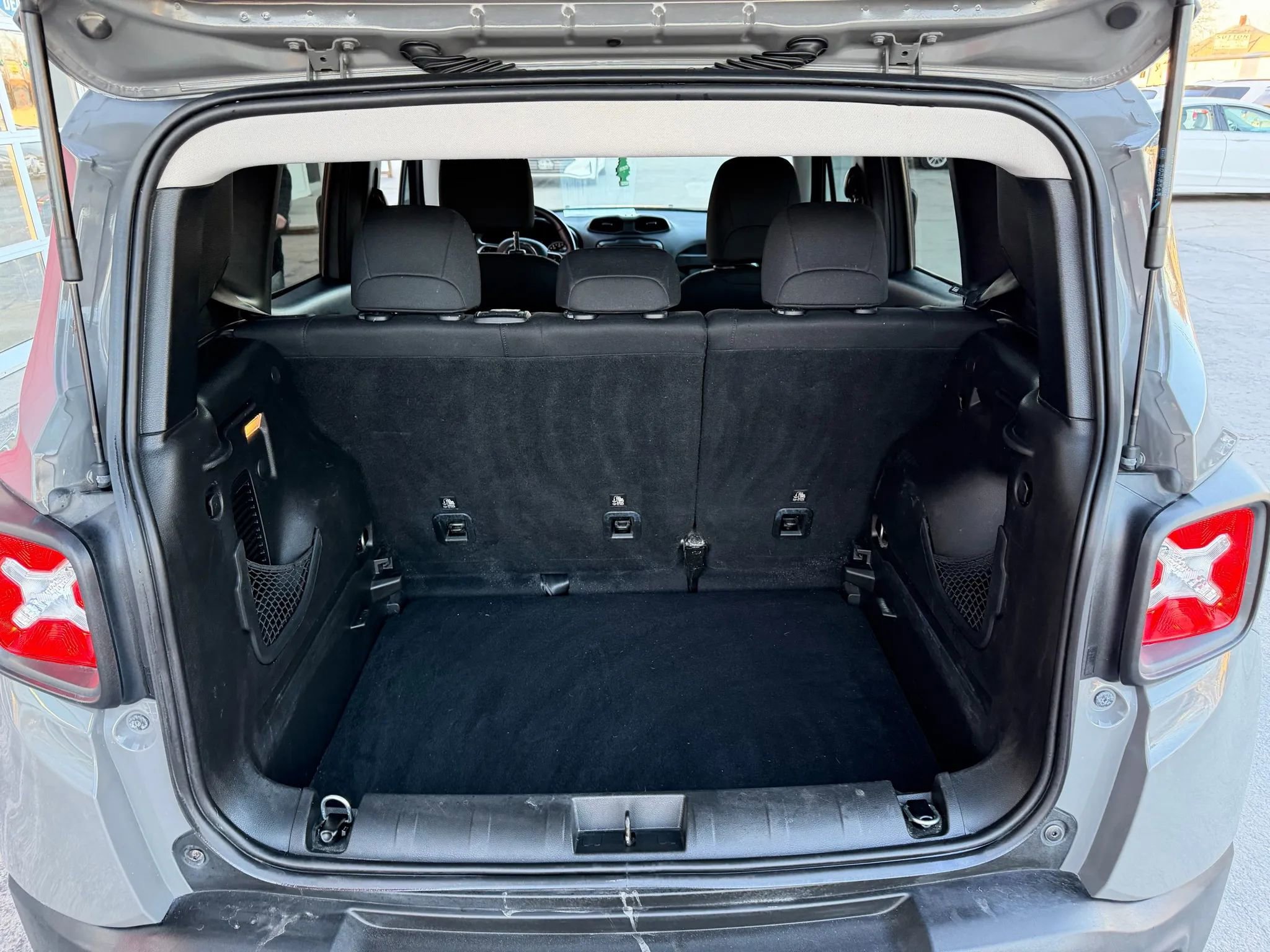 Used 2019 Jeep Renegade Latitude w/ Cold Weather Group image 8