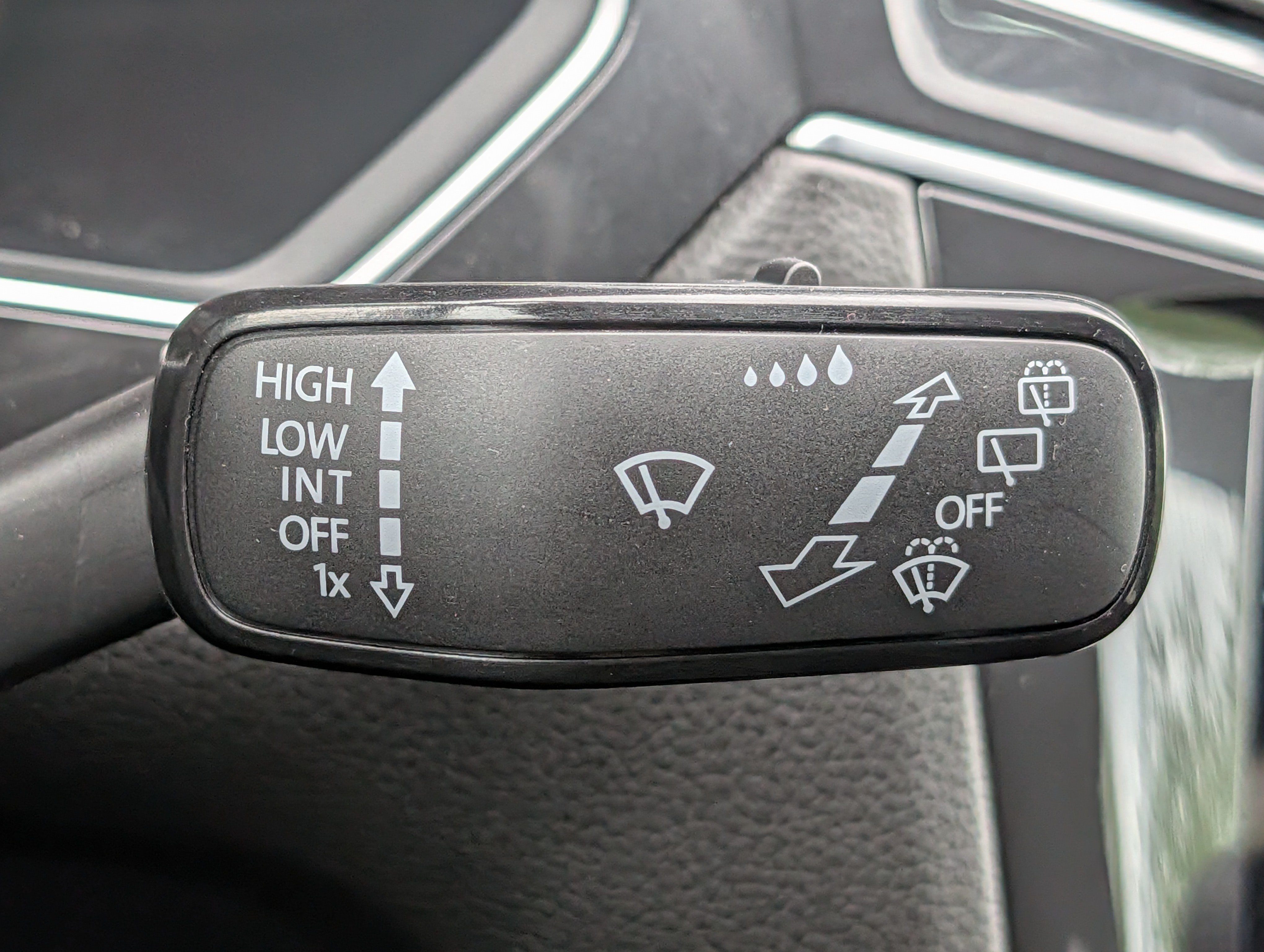 Certified 2023 Volkswagen Tiguan SEL R-Line AWD/4WD image 30
