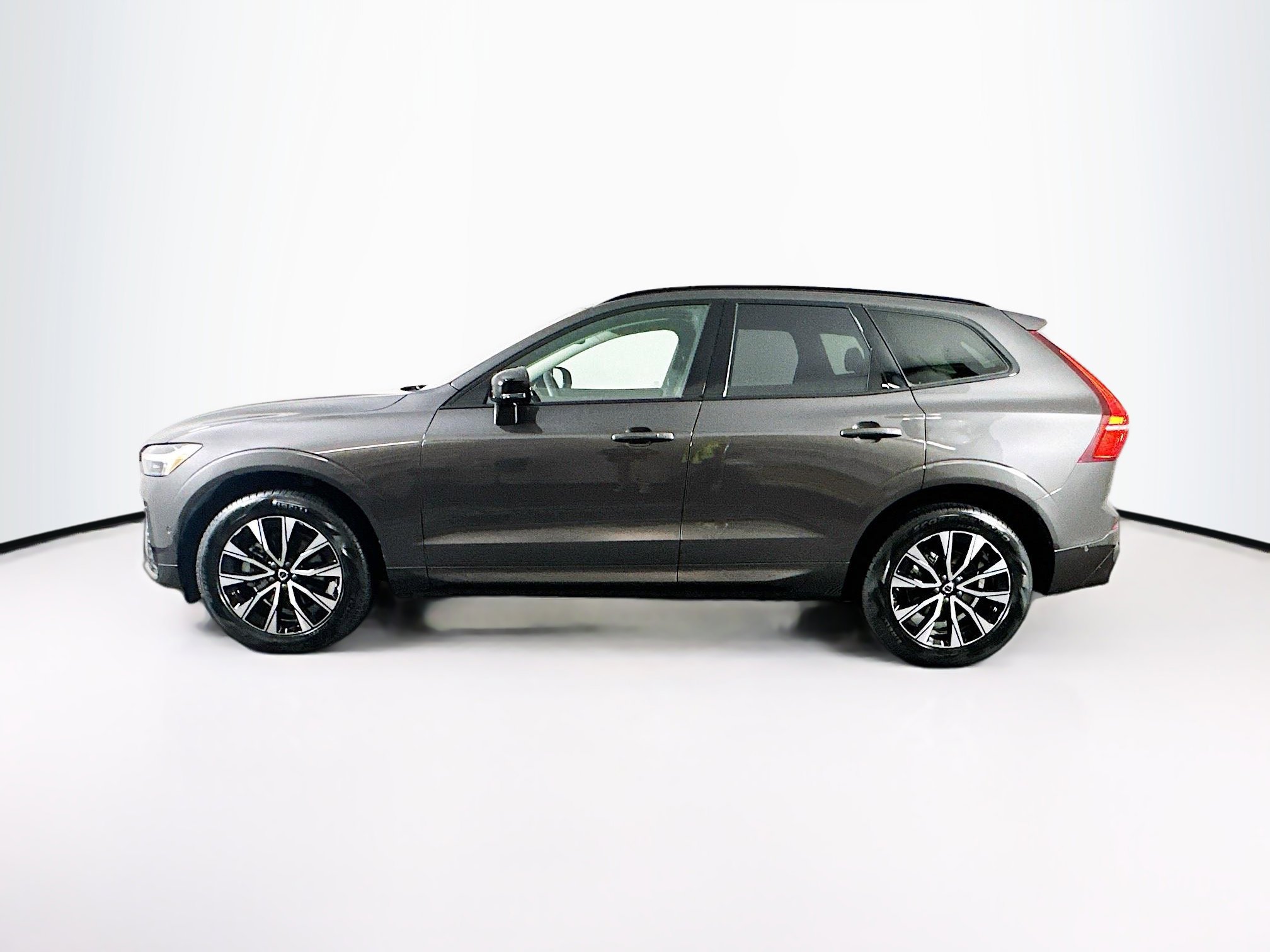 Used 2025 Volvo XC60 B5 Plus image 4