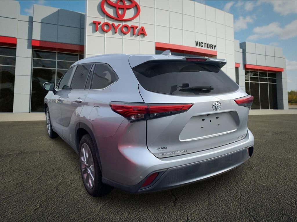 Used 2021 Toyota Highlander Limited FWD image 3