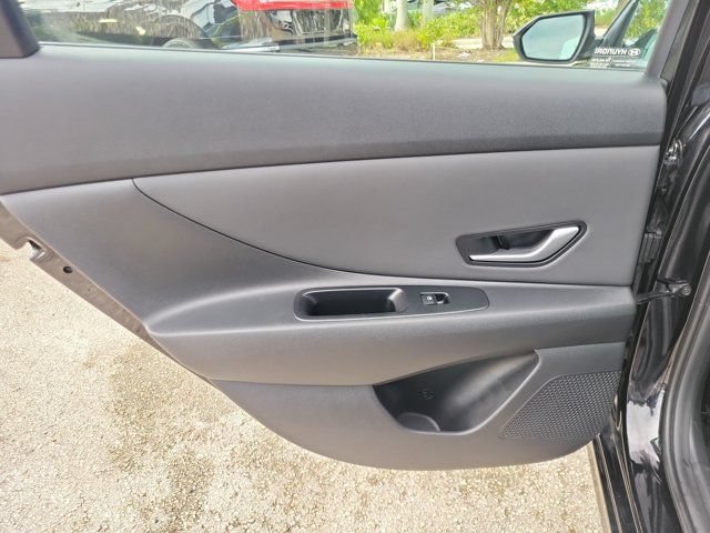 Certified 2023 Hyundai Elantra Limited FWD image 9