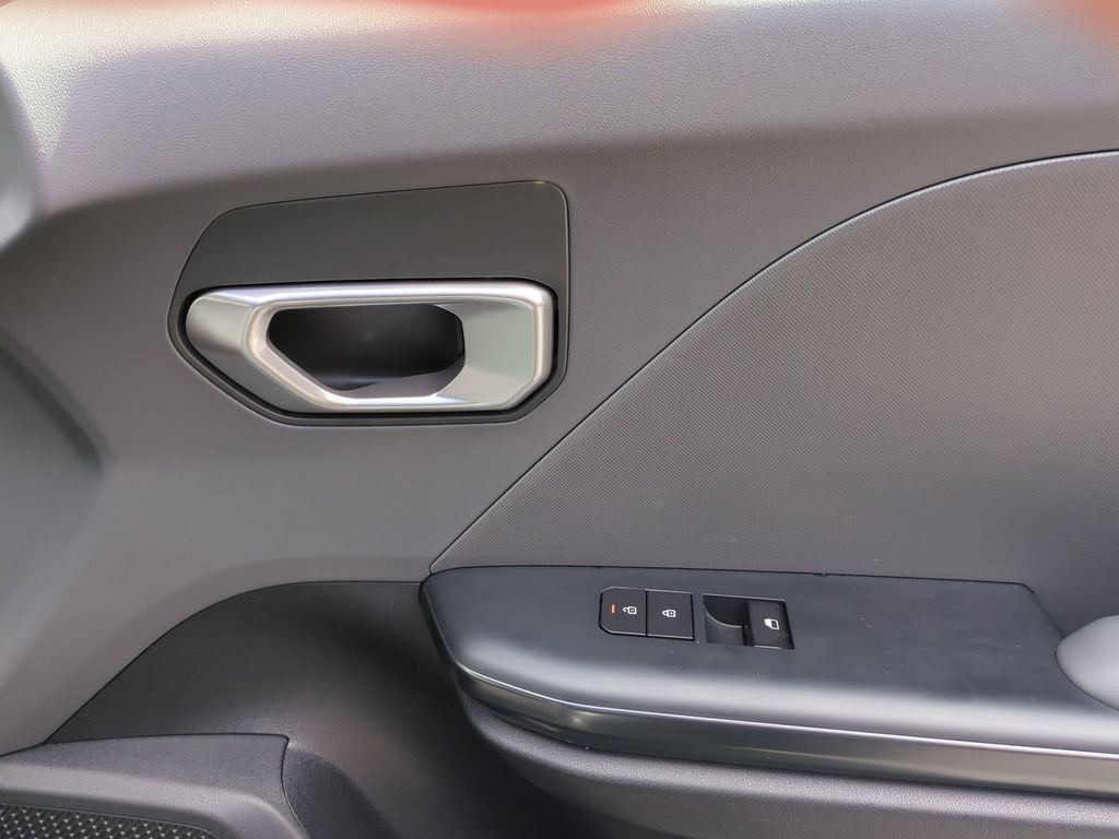 Used 2025 Kia K4 LXS image 33